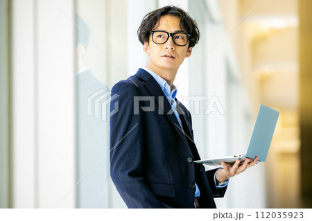 ビジネスマン　ノートパソコン　エンジニア 112035923