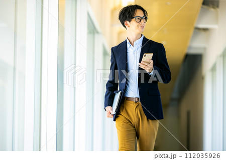 男性がスマホを持っている 112035926