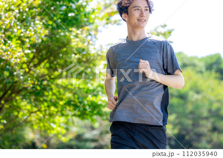 走る男性 112035940