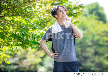 走る男性 走る男性 112035942