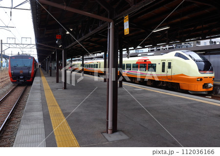 鶴岡駅に停車中の快速 海里と特急いなほ（羽越本線） 112036166