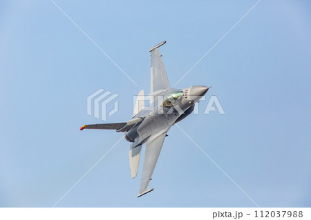 青空を飛ぶF-16戦闘機 112037988