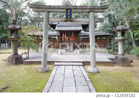 京都市にある御香宮神社(ごこうのみやじんじゃ、ごこうぐうじんじゃ)の境内にある末社の東照宮の風景 京都市にある御香宮神社(ごこうのみやじんじゃ、ごこうぐうじんじゃ)の境内にある末社の東照宮の風景 112038182