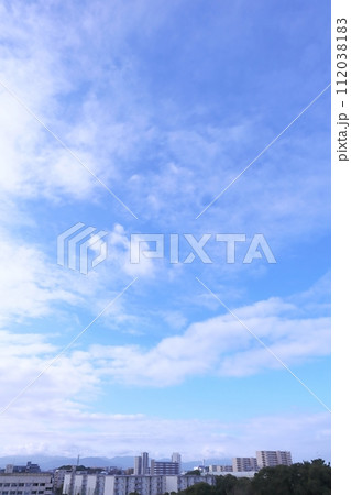 青空と薄雲の空と街並みの背景素材 縦 青空と薄雲の空と街並みの背景素材 縦 112038183