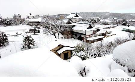 金沢城公園の裏の雪景色 112038222