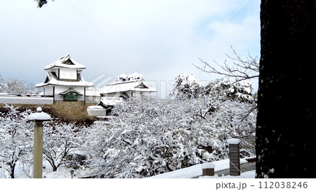 金沢城公園の石川門の雪景色 112038246