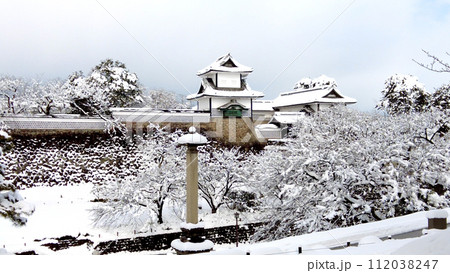 金沢城公園の石川門の雪景色 112038247