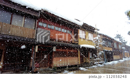 金沢のにし茶屋街の街並みの雪景色 112038248