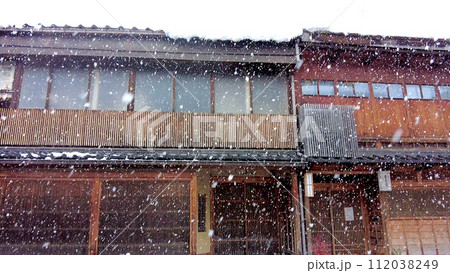 金沢のにし茶屋街の家屋の雪景色 112038249
