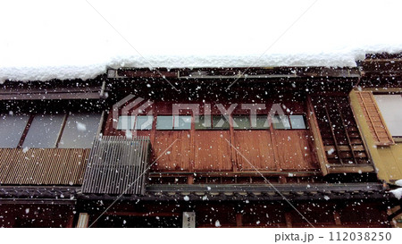 金沢のにし茶屋街の家屋の雪景色 112038250