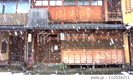 金沢のにし茶屋街の家屋の雪景色 112038251
