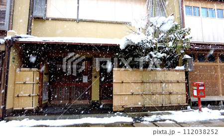 金沢のにし茶屋街の家屋の雪景色 112038252
