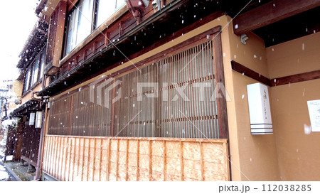 金沢のにし茶屋街の家屋の雪景色 112038285