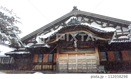 金沢の寺町の高岸寺の雪景色 112038298