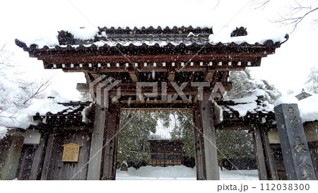 金沢の寺町の長久寺の雪景色 112038300