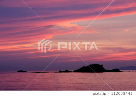 今治鴨池海岸の夕焼 112038443