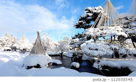 金沢の兼六園の雪吊り 112038548