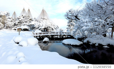 金沢の兼六園雁行橋の雪景色 112038550