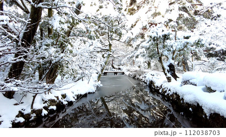 金沢の兼六園の小川の雪景色 112038703