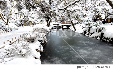金沢の兼六園の小川の雪景色 112038704