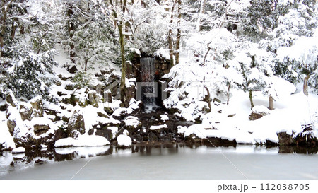 金沢の兼六園の噴水の雪景色 112038705