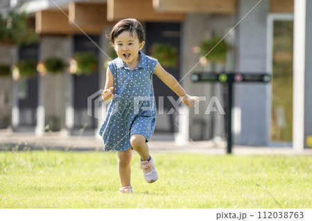 元気に走る3歳の女の子 元気に走る3歳の女の子 112038763