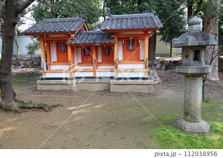 京都市にある御香宮神社(ごこうのみやじんじゃ、ごこうぐうじんじゃ)の境内にある末社の風景 京都市にある御香宮神社(ごこうのみやじんじゃ、ごこうぐうじんじゃ)の境内にある末社の風景 112038956