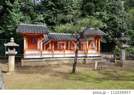 京都市にある御香宮神社（ごこうのみやじんじゃ、ごこうぐうじんじゃ）の境内にある末社の豊国社の風景 112038957