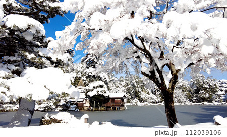 金沢の兼六園霞ヶ池と内橋亭の雪景色 金沢の兼六園霞ヶ池と内橋亭の雪景色 112039106