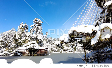 金沢の兼六園霞ヶ池と内橋亭の雪景色 112039109