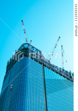 工事中の大規模建設と青空 高輪ゲートウェイ 2024.02　g-4 ライトカラー 112039142