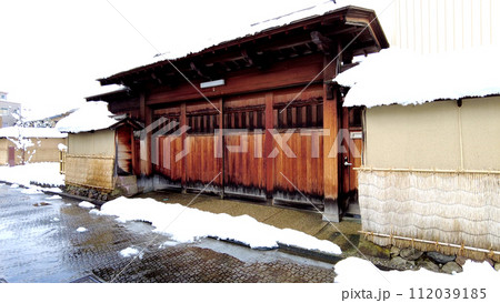 金沢の長町武家屋敷跡界隈の玄関の雪景色 112039185