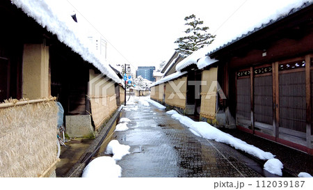 金沢の長町武家屋敷跡界隈の玄関の雪景色 112039187
