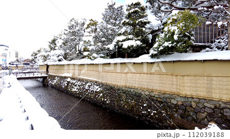 金沢の長町武家屋敷跡界隈の雪景色 112039188