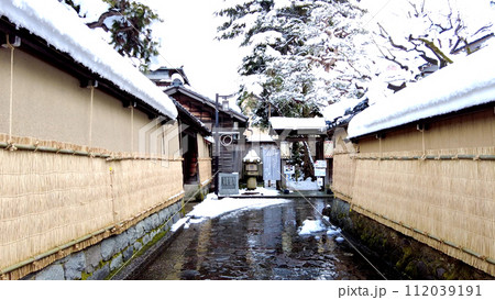 金沢の長町武家屋敷跡の街並みの雪景色 112039191