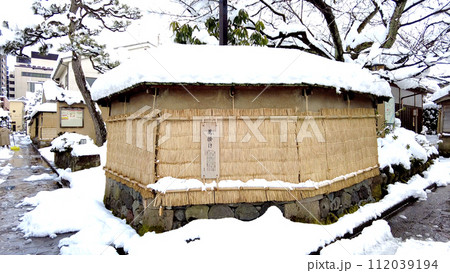 金沢の長町武家屋敷跡の街並みの雪景色 112039194