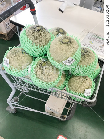 カートに積まれたメロン 112039200