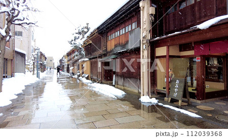 金沢のにし茶屋街の街並みの雪景色 112039368