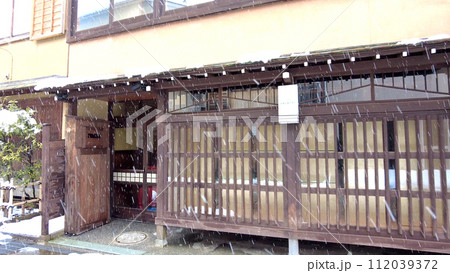 金沢のにし茶屋街の家屋の雪景色 112039372