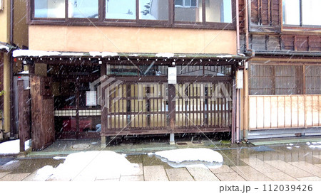 金沢のにし茶屋街の家屋の雪景色 112039426