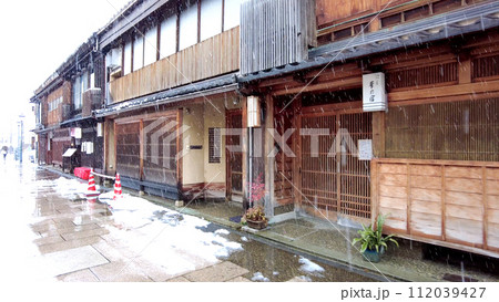 金沢のにし茶屋街の家屋の雪景色 金沢のにし茶屋街の家屋の雪景色 112039427