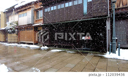 金沢のにし茶屋街雪景色 112039436