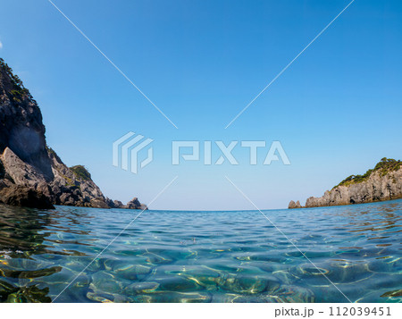 美しい式根島の神引浦の海と100mの断崖絶壁の半水面撮影。  東京都伊豆諸島式根島、中の浦海水浴場に 112039451