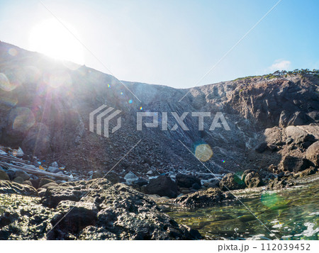 美しい式根島の神引浦の海と100mの断崖絶壁の半水面撮影。  東京都伊豆諸島式根島、中の浦海水浴場に 112039452