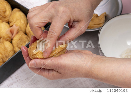 いなり寿司 詰める 作る いなり寿司 詰める 作る 112040198