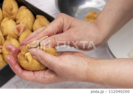 いなり寿司　詰める　作る 112040200