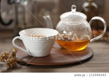 ガラスのティーポットに入れたルイボス茶とティーカップ ガラスのティーポットに入れたルイボス茶とティーカップ 112040283