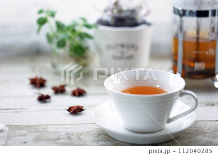 ティーカップに注いだルイボスティー 112040285