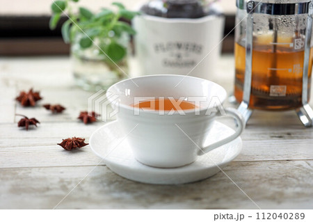 ティーカップに注いだルイボスティー 112040289