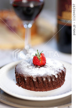 苺トッピングのチョコレートブラウニーとブルーベリーパイとワイン 112040297